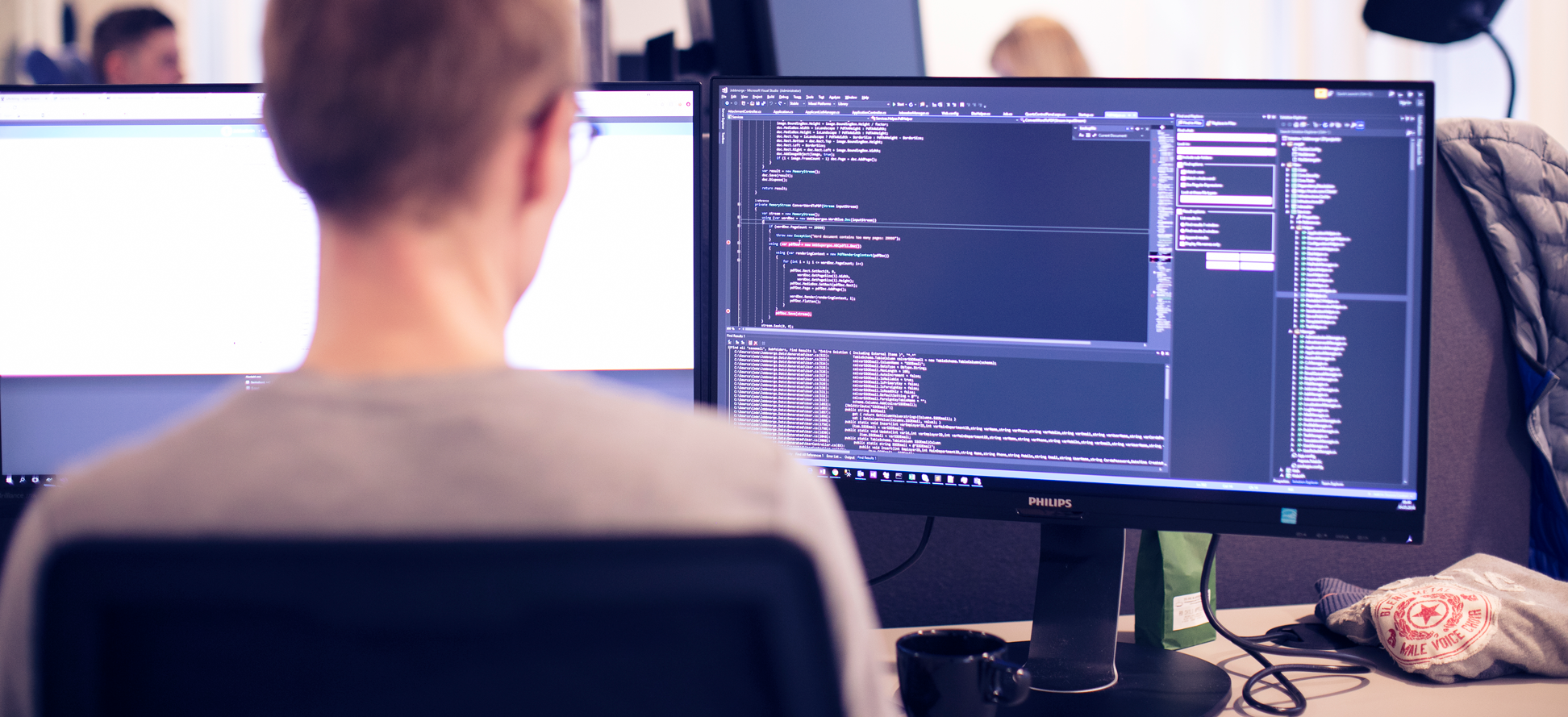 Utvikler som koder på en PC-skjerm for å utvikle rekrutteringsverktøyet.