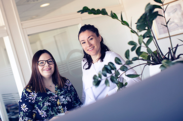 Tre smilende kvinner som jobber i Jobbnorge